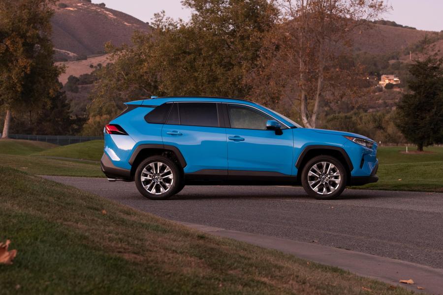  Toyota RAV4 XLE AWD 2018 года  (NA) (фото 4 из 34)